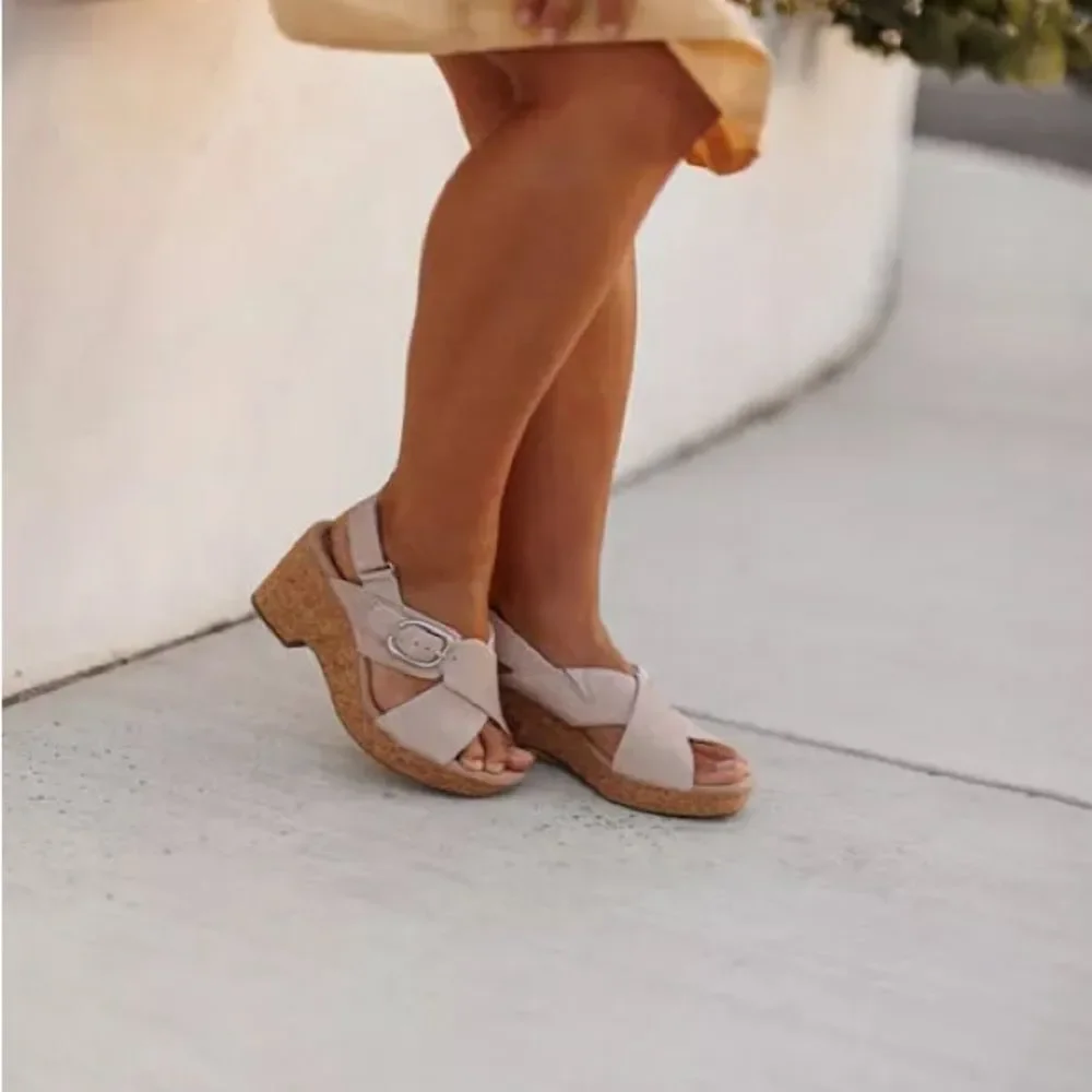 NWB Clarks Black and Tan Women's Wedges sz 8.5